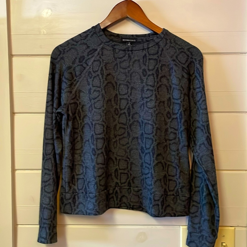 BEYOND YOGA Snakeskin Print
Raglan Crew Sweatshirt Size XS.